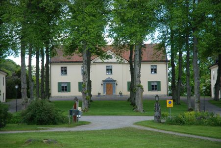 Huvudbyggnaden på Biskops-Arnö, Nordens folkhögskola, där jag längst ut till vänster, andra våningen, delade rum läsåret 1963-64. Har flera gånger sedan dess återvänt till denna mitt livs viktigaste kunskapsplats...